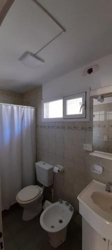 玛德琳港Los Choiques Madryn的一间带卫生间和水槽的浴室