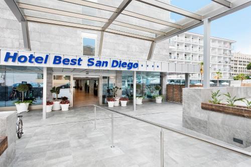 萨洛圣地亚哥最佳酒店的大楼前最好的旅馆