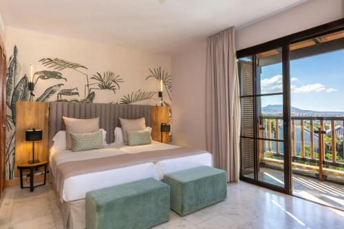 阿德耶玛丽亚别墅套房酒店　的一间卧室设有一张床和一个阳台