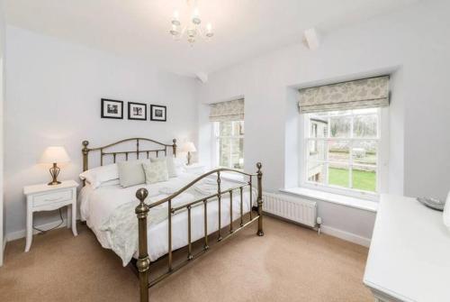 贝尔福德Coach House, Middleton Hall Estate的一间卧室设有一张床和一个窗口