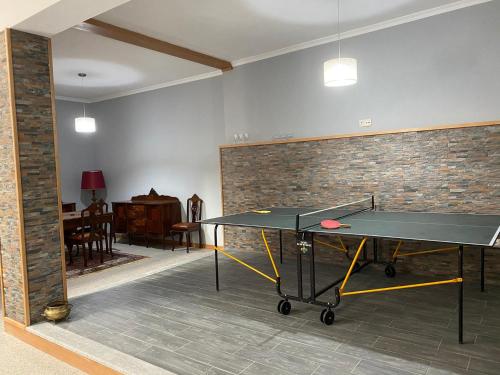 辛方伊什Quinta da Travessa的砖墙房里的乒乓球桌