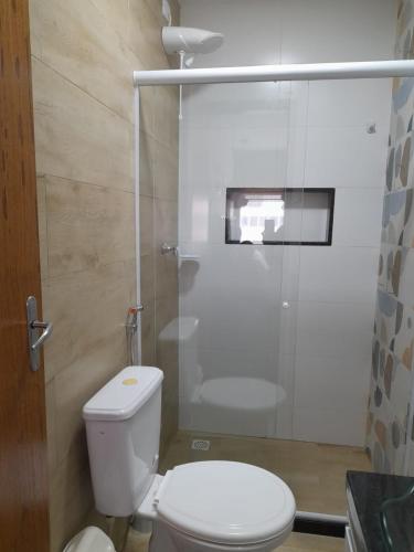 维拉维尔哈Suíte Itaipu Mar的一间带卫生间和玻璃淋浴间的浴室