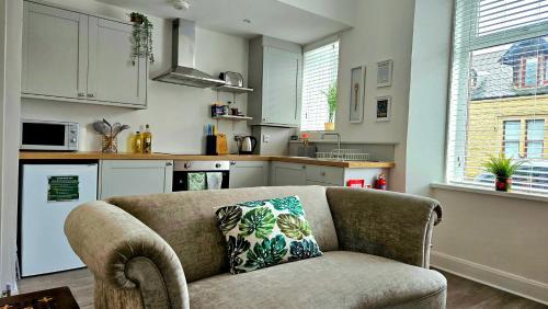 DarvelThe Ferns - Shared Garden Apartment With Parking的带沙发的客厅和厨房