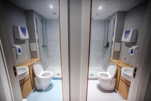 威廉堡格伦尼维斯青年旅舍的浴室设有2个卫生间和2个水槽