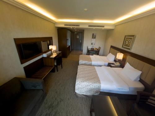 贝鲁特兰卡斯特劳切尔套房酒店的酒店客房设有两张床和一台平面电视。