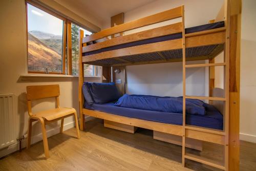 威廉堡格伦尼维斯青年旅舍的一间卧室配有双层床和椅子
