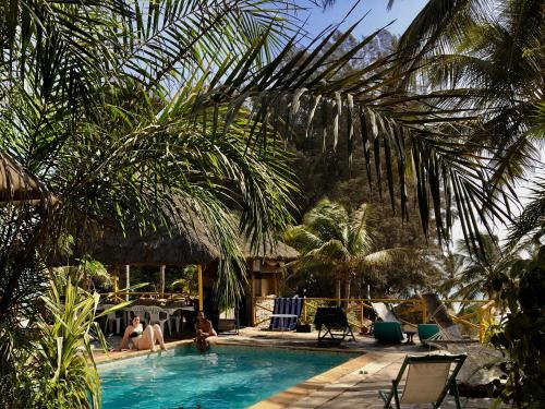 斯基灵角SAFARI Lodge Location Bungalow的棕榈树环绕的游泳池