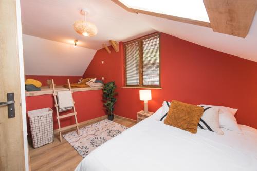 MontminLe Milan Royal - Montmin的一间卧室设有红色的墙壁、一张床和一张书桌