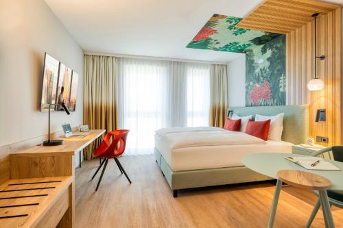 维也纳Citadines Danube Vienna的配有一张床和一张书桌的酒店客房