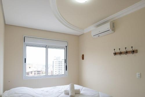 阿雷格里港Apto elegante para casal em POA-RS URB1110的白色的卧室设有床和窗户