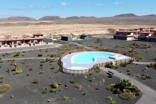 拉哈雷斯Dreamsville Fuerteventura a 5 minutos de Lajares的沙漠中度假村的空中景观