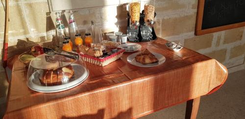 格拉维纳普利亚Masseria Santa Maria的一张木桌,上面放着食物盘