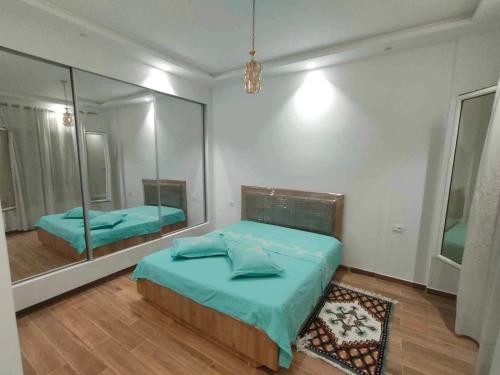 Le KramDar Al Yaqout的一间卧室配有一张床和一面大镜子
