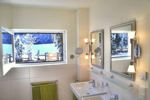 圣迈克尔隆高Luxury villa 2-10 people with Sauna close to Lift / FIS Ski slope的一间带水槽的浴室和两个窗户