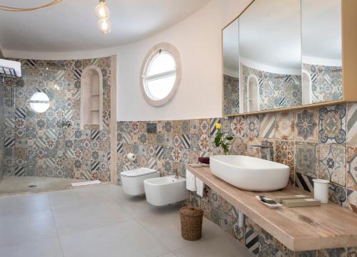 哥斯达雷Villa Escargot Luxury in Costa Rei Beach的一间带两个盥洗盆和大镜子的浴室