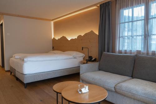 格施塔德阿尔盆兰德酒店的酒店客房,配有床和沙发