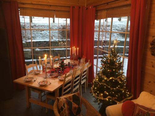LonevågSkjerping gårdshus,的窗户房间里一张桌子和圣诞树