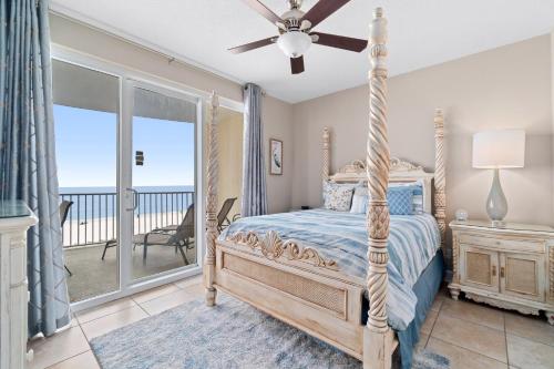 巴拿马城海滩Twin Palms Resort #404 by Book That Condo的一间卧室配有一张床和吊扇