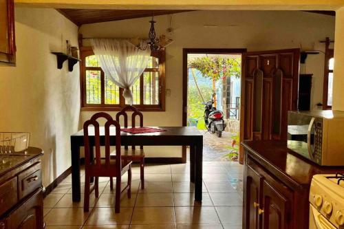 圣胡安拉拉古纳Casa I’x (Jaguar)的厨房配有桌椅和窗户。