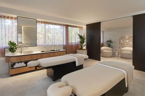 黄金海岸冲浪者天堂万豪假日俱乐部酒店的一间卧室设有两张床、一个水槽和镜子