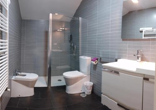 昆卡Panoramico Uno的浴室配有卫生间、淋浴和盥洗盆。