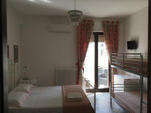 孔韦尔萨诺Dimora Gentile的一间带双层床的卧室和一个阳台