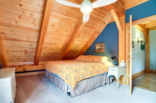 ChesterChester Home with Views about 10 Mi to Okemo Mtn Resort!的一间卧室配有一张床和吊扇