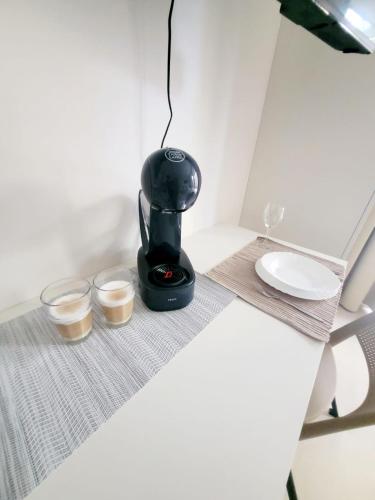 布尔诺Garden apartment Brno center的一张桌子上的咖啡壶和两个杯子