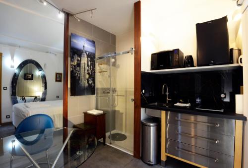 桑斯Hotel de la muraille de sens的酒店客房设有淋浴和一间卧室。