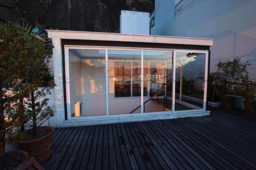 里约热内卢Luna Rossa Guest House的甲板上的大型滑动玻璃门