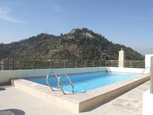 圣地亚哥Bellavista Departamento Amoblado的一座山地游泳池