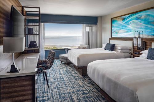 安克雷奇Marriott Anchorage Downtown的酒店客房设有两张床和窗户。