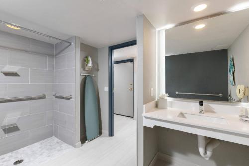 安克雷奇Marriott Anchorage Downtown的一间带水槽和镜子的浴室