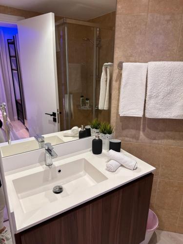 İncirliFelisia’s luxury apartment的浴室配有白色水槽和淋浴。