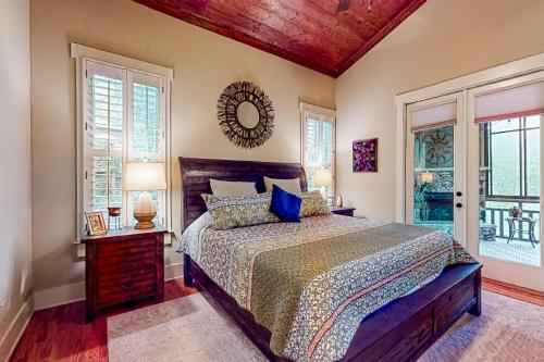 HolcombSerenity on the Ridge的一间卧室设有一张带木制天花板和窗户的床。