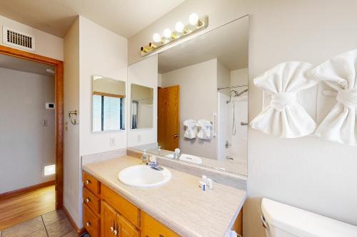 塞多纳Yavapino Retreat的一间带水槽和镜子的浴室