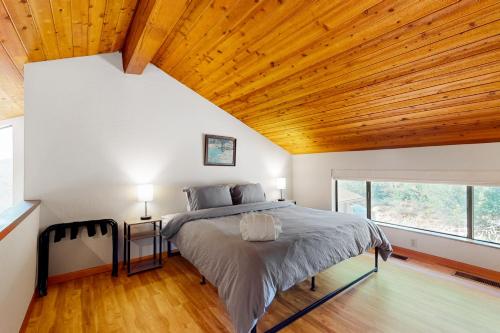塞多纳Yavapino Retreat的一间卧室设有一张床和木制天花板