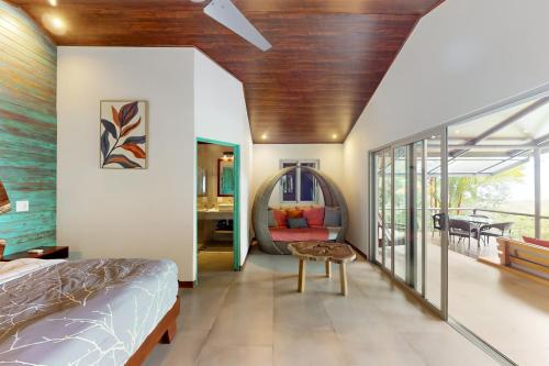 乌维塔Terrazas de Ballena的卧室配有1张床、1张桌子和1把椅子