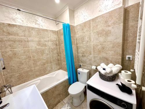 RoşuNice apartment in Militari Residence的浴室配有卫生间、浴缸和水槽。