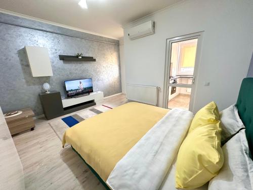 RoşuNice apartment in Militari Residence的一间卧室配有一张床和一台平面电视