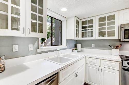 阿米莉亚岛3050 Club Villas的厨房配有白色橱柜和水槽