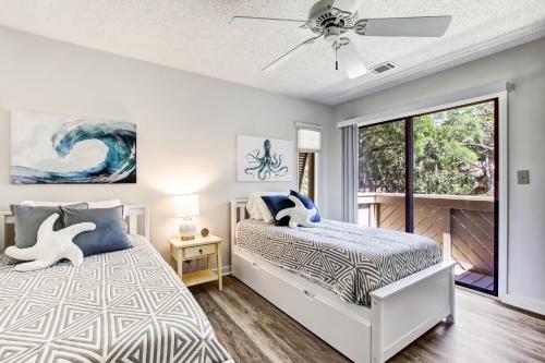 阿米莉亚岛3050 Club Villas的一间卧室配有一张床和吊扇