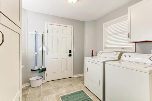 阿米莉亚岛2810 Ohio Avenue #1的白色洗衣房配有洗衣机和烘干机