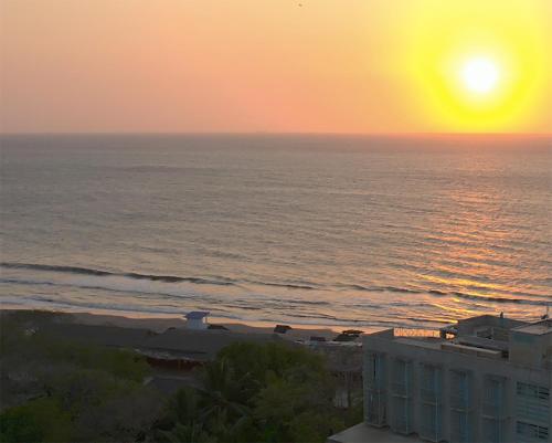 卡塔赫纳MuchoSur Manzanillo CTG的日落时分从大楼欣赏海景