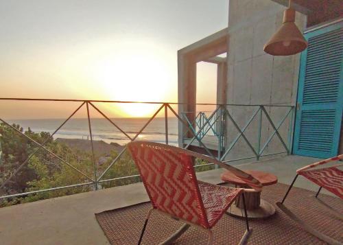 卡塔赫纳MuchoSur Manzanillo CTG的阳台配有两把椅子,享有海景。