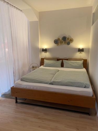 拉尔Ferienwohnung am Park的一间卧室配有一张带白色床单的大床