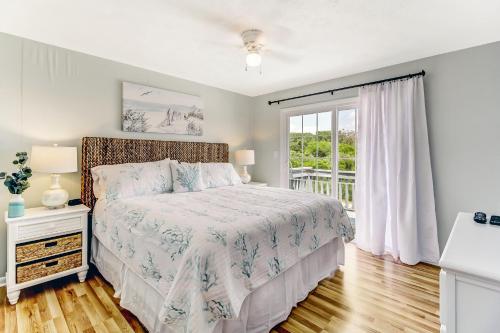阿米莉亚岛2810 Ohio Avenue #4的一间卧室设有一张床和一个窗口