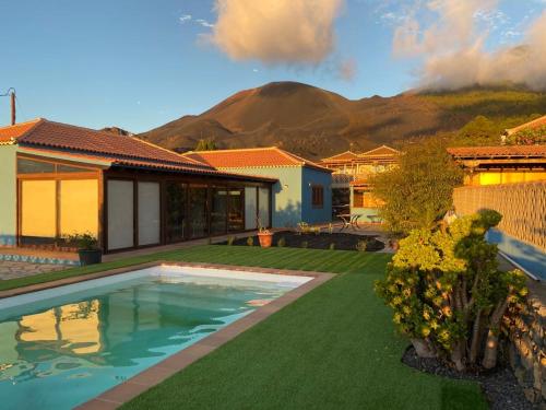 埃尔帕索Mirador Azul的庭院中带游泳池的房子