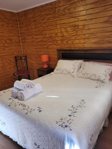 艾森港Cabañas ali的一间卧室配有带毛巾的床