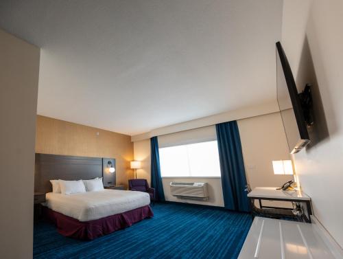 卡本代尔Walker's Bluff Casino Resort的酒店客房设有床和窗户。
